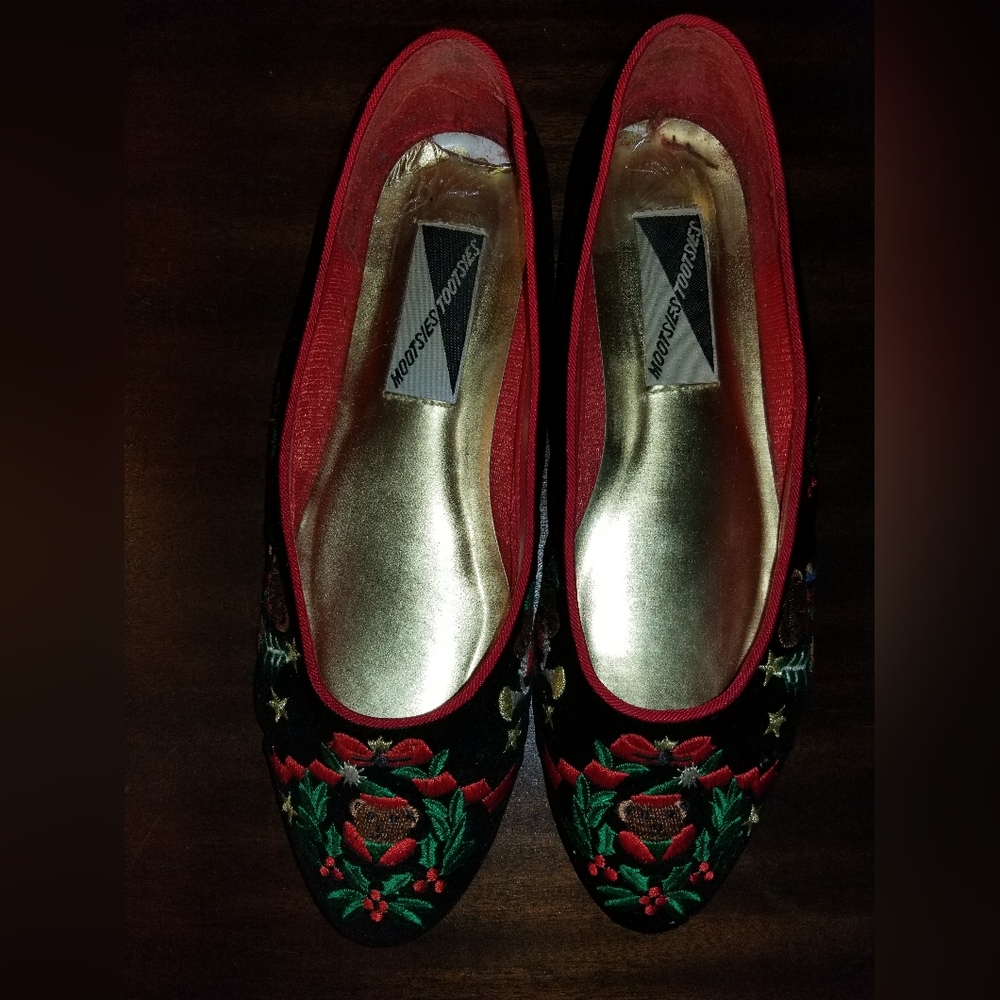 Women's holiday flats. Black, colored embroidery. Mootsie Tootsie.